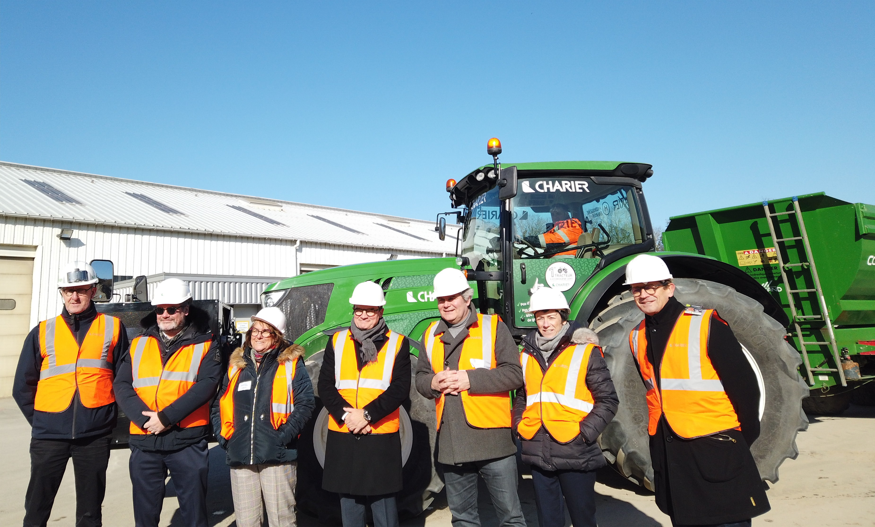 20230207 Inauguration tracteur CHARIER photo avec les élus